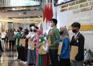 Polda Metro Jaya Bagikan Bantuan Pendidikan dalam HUT ke-37