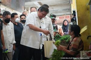 Kunjungi Pusat Pasar Kota Medan Jelang Nataru, Menko Airlangga Pantau Bahan Pangan Pokok dan Dorong Kredit Usaha Rakyat bagi UMKM