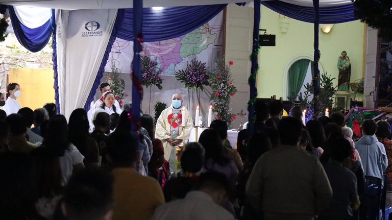 Sebulan Pascagempa Cianjur, Warga Syukuri Perayaan Natal di Tenda Depan Gereja
