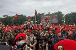Kopassus Beri Brevet Komando kepada Panglima TNI dan Kapolri