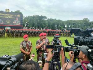 Danjen Kopassus Dampingi Kasad TNI Sematkan Brevet Komando Kehormatan Kepada Panglima TNI dan Kapolri
