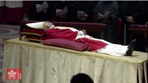 Ribuan Orang Beri Penghormatan Terakhir kepada Benediktus XVI di Basilika Santo Petrus