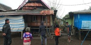 Warga Gowa dan Petugas Bersihkan Puing Rumah Rusak Akibat Angin Kencang