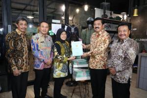 Menteri ATR/Kepala BPN Serahkan Ribuan Sertifikat Hak Pakai kepada Pemkot Surabaya sebagai Bentuk Pengamanan Aset Daerah