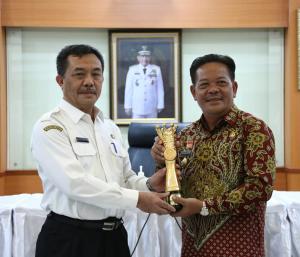 BSKDN Kemendagri Serahkan Piagam Penghargaan IGA 2022 kepada Bupati Sanggau