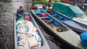 Banjir Sambas, BPBD Bersama Tim Gabungan Salurkan Bantuan Logistik