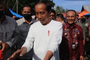Pj Bupati Lhokseumawe, Purna Praja IPDN Dampingi Presiden Jokowi Blusukan di Pasar Batuphat