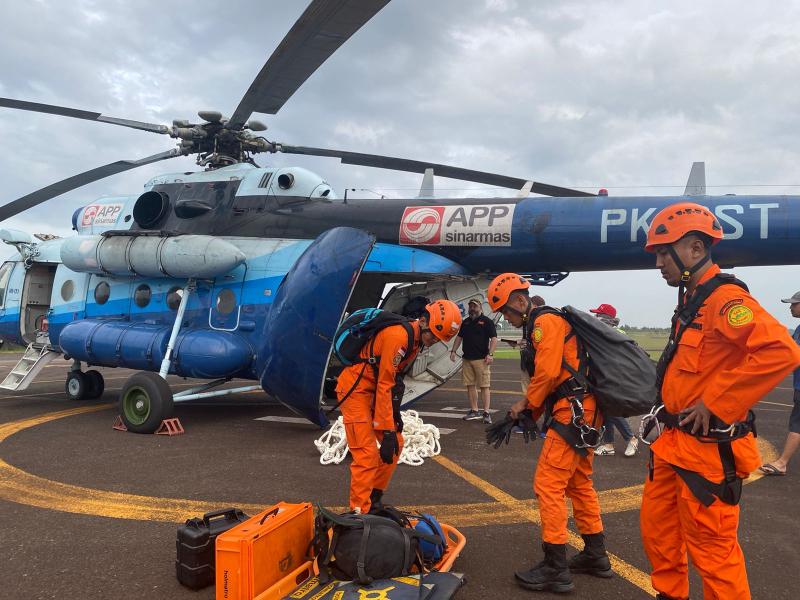 Helikopter Polairud Polda Jambi mendarat darurat di Bukit Tamiai, Personil Basarnas Jambi diterjunkan untuk Evakuasi