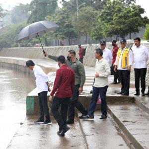 Menteri ATR/Kepala BPN Dampingi Presiden RI Tinjau Titik Normalisasi Kali Ciliwung
