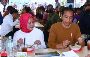Makan Siang Bersama Pekerja Proyek, Presiden Jokowi Ajak Ngobrol dan Beri Sepeda