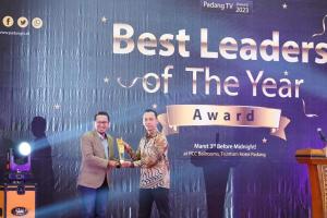 Bupati Tanah Datar Eka Putra Terima Penghargaan Best Leader of The Year 2023