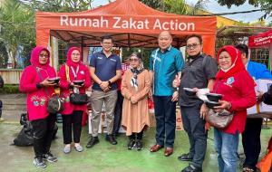 Sambangi Korban Kebakaran Plumpang, Dewan Pengawas Rumah Zakat Siti Ma`rifah Ma`ruf Ikut Beri Bantuan