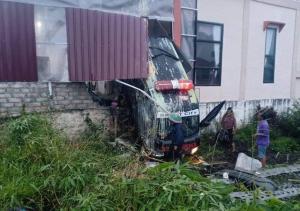 Bawa Jenazah, Ambulance Tabrak Rumah Warga di Kayu Aro