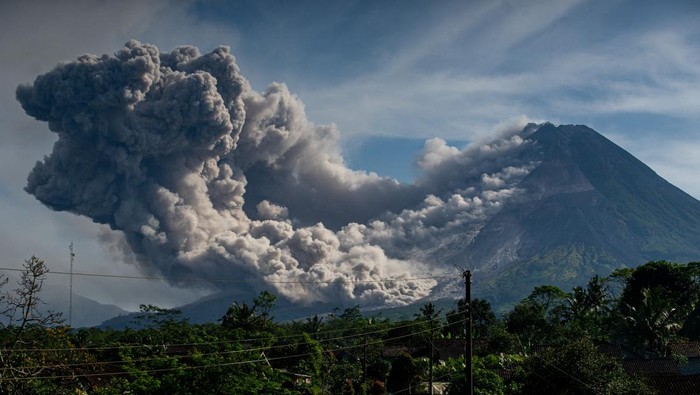 BPPTKG Manfaatkan Teknologi Drone Pantau Luncuran Awan Panas di Puncak Gunung Merapi