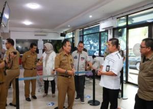 
																																							Dirjen Dukcapil Kemendagri Teguh Setyabudi Puji Layanan Disdukcapil Kota Bandung