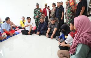 Deputi BNPP Dampingi Sekjen Kemendagri Salurkan Bantuan untuk Penyintas Longsor Serasan