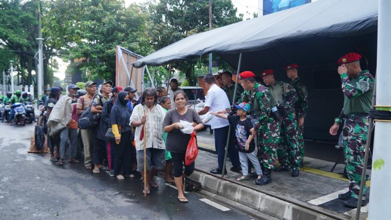 Memasuki Hari ke 9 Puasa, Kopassus Lanjutkan Berbagi Takjil Kepada Masyarakat