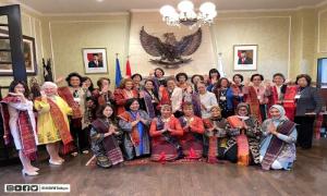Dharma Wanita Persatuan KBRI Tokyo Gelar Pertemuan ILBS dengan Nuasa Tenun Nusantara