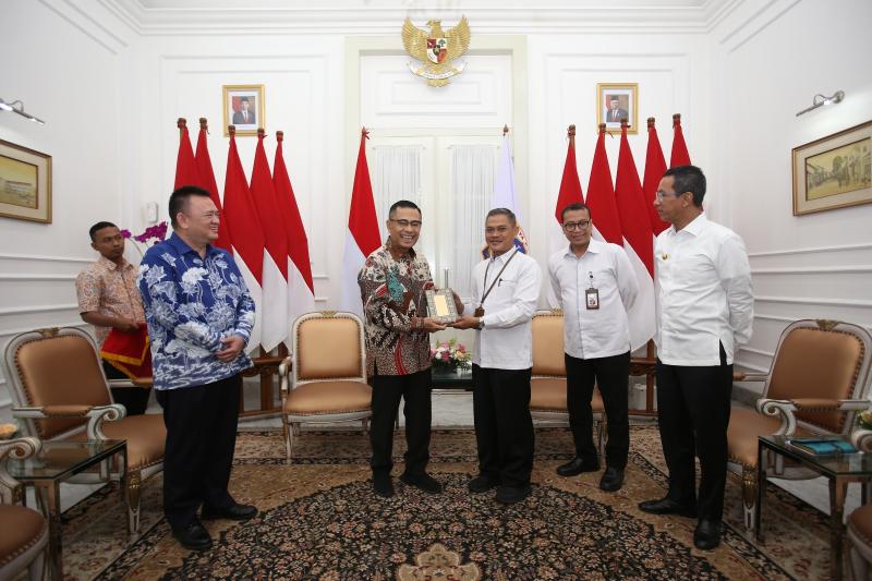 Sinar Mas Wakafkan Alquran dan Gelar Bazar Minyak Goreng di Balai Kota