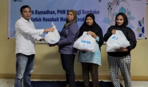 Berbagi di Momentum Ramadhan, PNM Kendari Serahkan Sembako Pada Nasabah Single