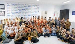 Manfaatkan Momentum Lebaran, PNM Cabang Makassar Berbagi Bersama Anak Yatim dan Bagi Sembako ke Nasabah