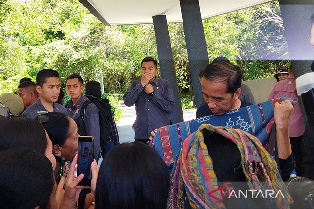 Cek Pameran UMKM di Labuan Bajo, Jokowi Beli Sejumlah Produk Lokal