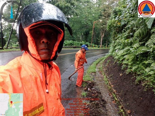 Lalu Lintas Diguyur Hujan Lebat, BPBD Kabupaten Banyuwangi Bersihkan Drainase Demi Keamanan Pemudik