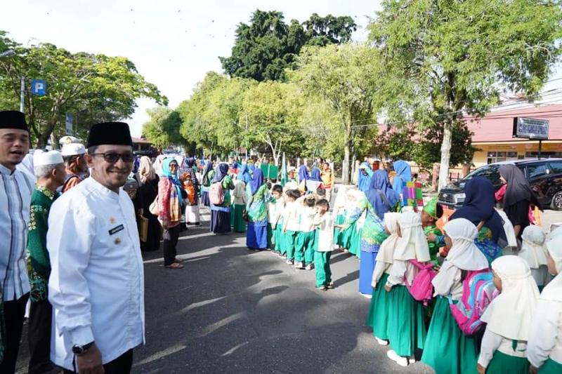 Bupati Tanah Datar Lepas Pawai Allegoris