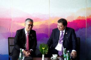 Di Sela KTT ASEAN, Menko Airlangga Bahas Penguatan Kerja Sama Kelapa Sawit dan Karet dengan Menteri Investasi, Perdagangan, dan Industri Malaysia