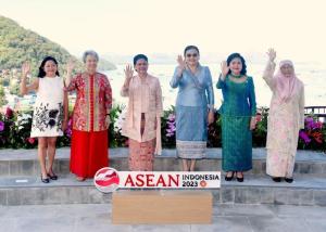 Kehangatan Spouse Program ASEAN dan Pesona Labuan Bajo dari Puncak Waringin