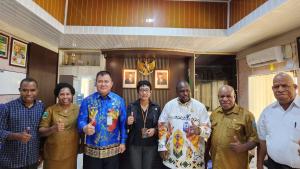 Pj Bupati Maybrat Sambut Kedatangan Ketua Pengadilan Negeri Sorong