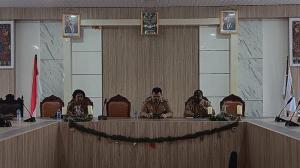 Penjabat Bupati Maybrat, Papua Barat Daya Dr Bernhard E Rondonuwu ingatkan OPD terkait bendera hitam
