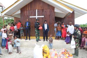 Satgas Mobile Yonif MR 411 Kostrad Menebar Kebaikan Bersama Masyarakat Kenyam Papua
