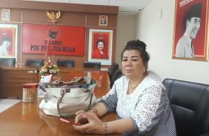 Pertama di Indonesia, Caleg DPRD Kota Bogor Atty Somaddikarya Sosialisasi dengan Cara Jual Stiker
