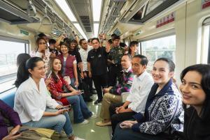 Menteri BUMN Erick Thohir Dampingi Presiden RI Ujicoba LRT Jabodebek