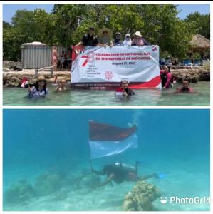 Dubes RI untuk Kuba Kibarkan Merah Putih Menyelam di Laut Karibia