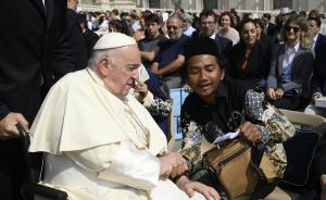 Anak Tukang Kopi Itu Akhirnya Berjumpa Paus Fransiskus