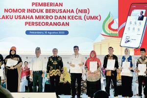 Menteri Bahlil Serahkan NIB kepada 100 Nasabah PNM Mekaar di Pekanbaru