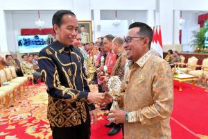 Bupati Tanah Datar Eka Putra Terima Penghargaan Tim Pengendalian Insflasi Daerah (TPID) Dari Presiden RI Joko Widodo
