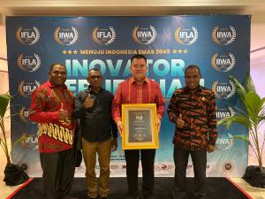 PJ Bupati Maybrat Bernhard E Rondonuwu Raih Penghargaan Best Future Leader of Indonesia 2023 dari Seven Media Asia