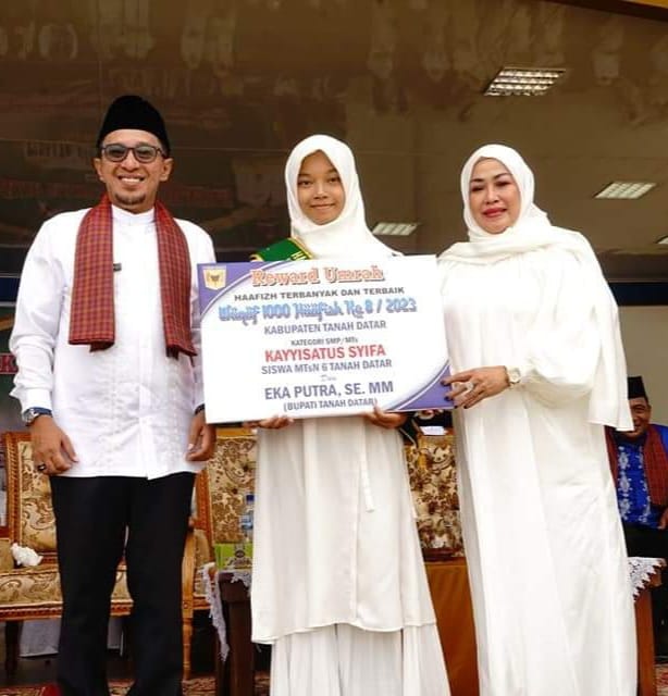 Bupati Tanah Datar Serahkan Reward Umroh kepada Siswi MTsN 6 Tanah Datar