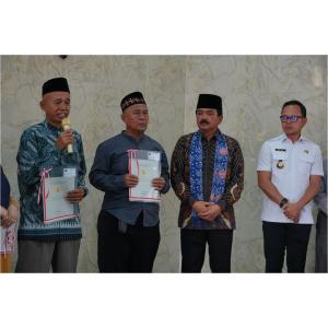 Menteri ATR/Kepala BPN Serahkan Sertipikat untuk Musala yang Dibangun Tahun 1987
