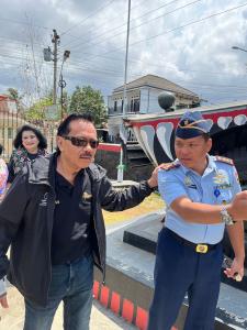 Ketua Pusat Studi Air Power Indonesia Serahkan Buku ke Museum Jenderal TNI Soesilo Soedarman di Cilacap