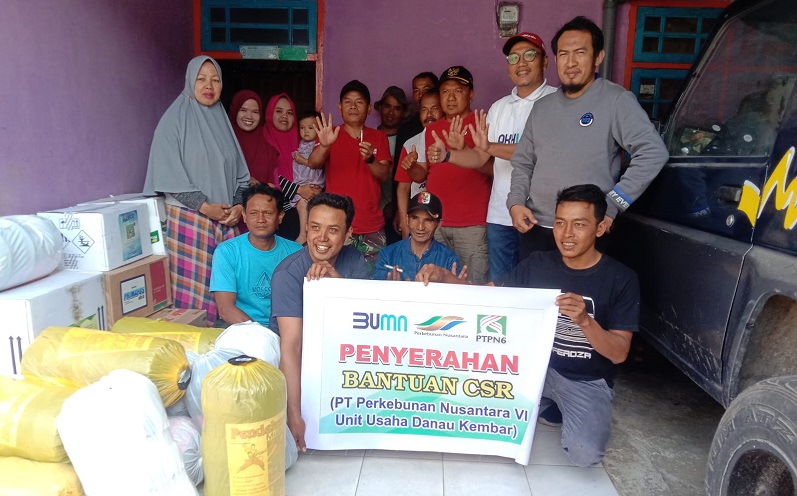 PTPN VI Unit Usaha Danau Kembar Serahkan Bantuan Kepada Kelompok Tani Makmur di Sumatera Barat