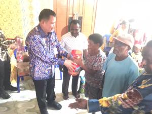 Pj Bupati Brenhard Serahkan Bantuan Bahan Makanan untuk Warga Eksodus di Wilayah Sorong