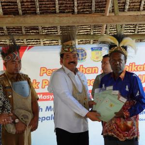 Serahkan Sertipikat Tanah Ulayat di Papua, Menteri ATR/Kepala BPN: Dapat Disewakan atas Izin Kepala Adat