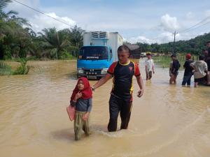 Quick Respon Brimob Aceh Bantu Warga Dalam Bencana Banjir Di Desa Danau Tras