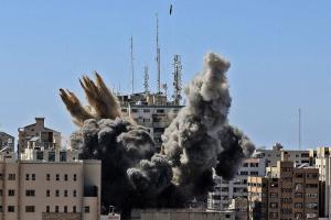 Militer Israel Gempur Hamas di Gaza dengan "Bom Sengat Baja"