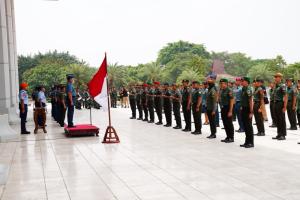 Komitmen Reward and Punishment: Panglima TNI Berikan Penghargaan kepada Prajurit Berprestasi