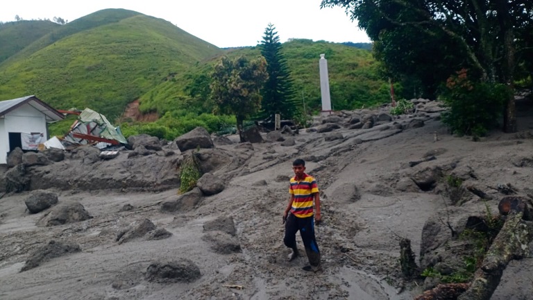 Warga Samosir Kembali ke Rumah Pascabanjir